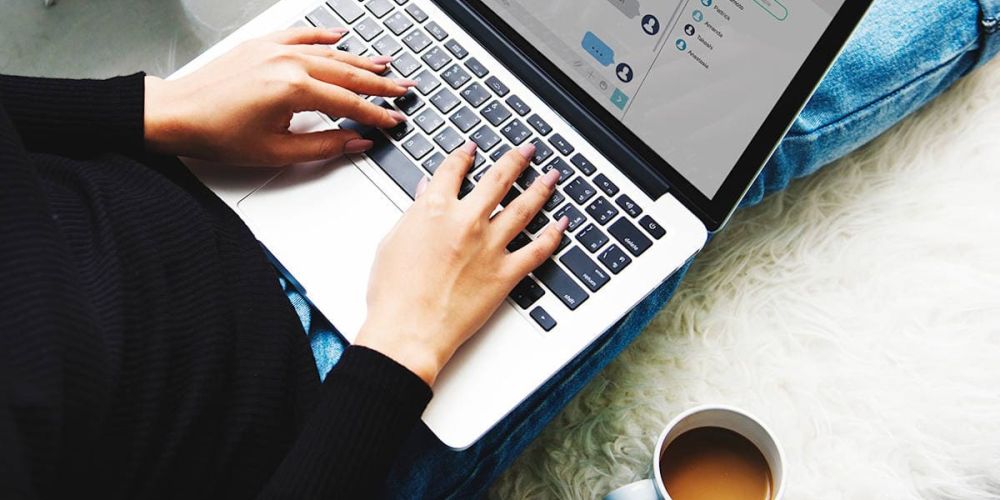 Руки на клавиатуре ноутбука